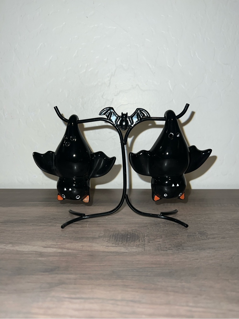 NWT Black Hanging Bats Ceramic Salt and Pepper Shakers Halloween Kitchen Decor